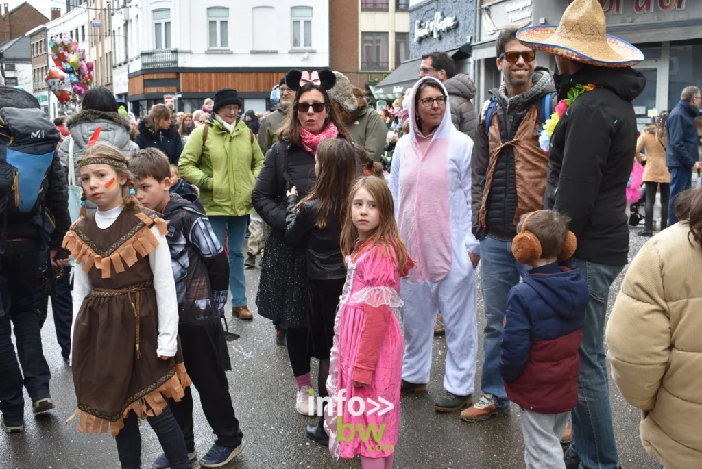 Le samedi du carnaval de Nivelles fait la place belle aux enfants...mais pas que!  Retrouvez les photos du cortège et de la première sortie des Miss'Guinguettes