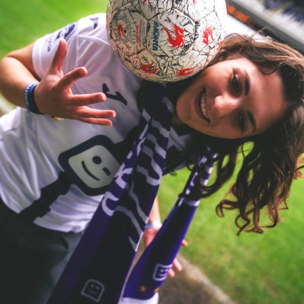 Juliette Dron, originaire de Braine-l'Alleud, est une étoile montante du football freestyle.