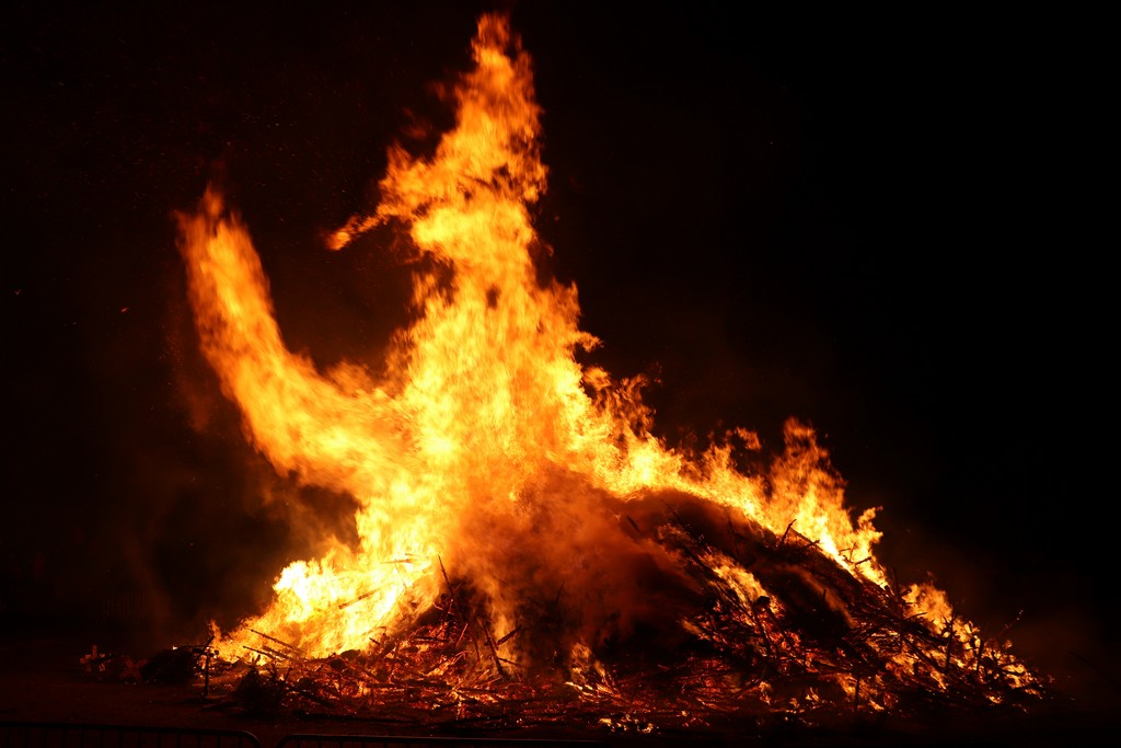 Le Grand Feu de Sapins 2025 : Une Soirée Inoubliable à Ophain (Braine-l’Alleud)