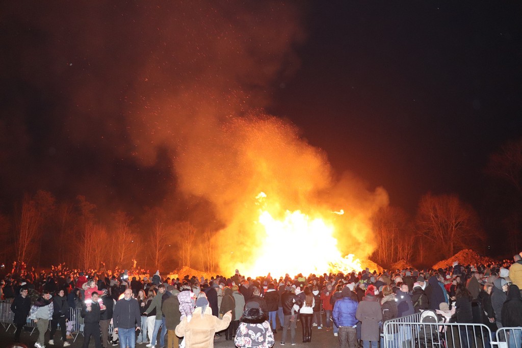 Le Grand Feu de Sapins 2025 : Une Soirée Inoubliable à Ophain (Braine-l’Alleud)