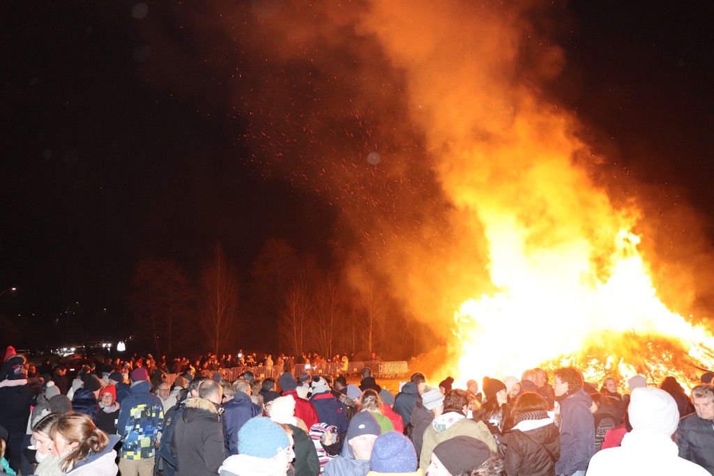 Le Grand Feu de Sapins 2025 : Une Soirée Inoubliable à Ophain (Braine-l’Alleud)