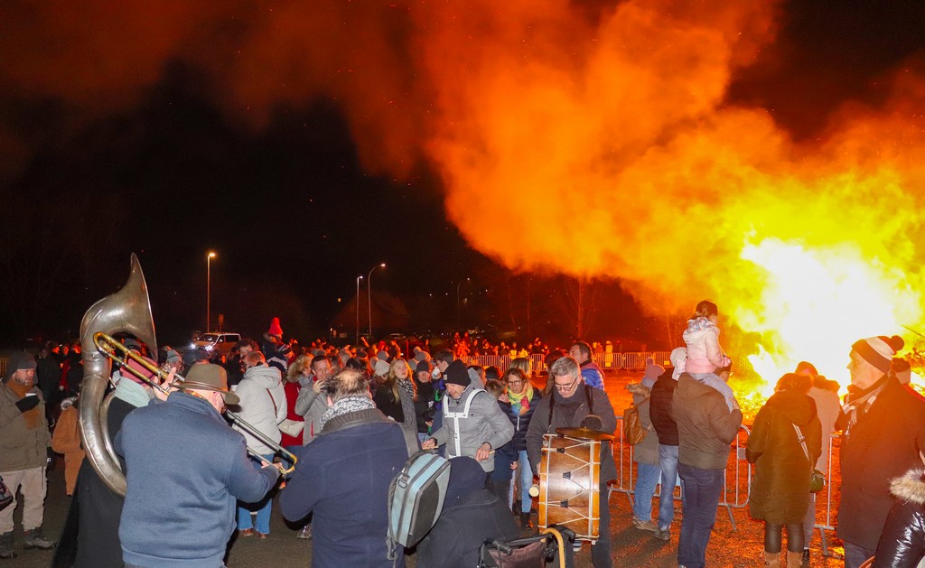 Le Grand Feu de Sapins 2025 : Une Soirée Inoubliable à Ophain (Braine-l’Alleud)